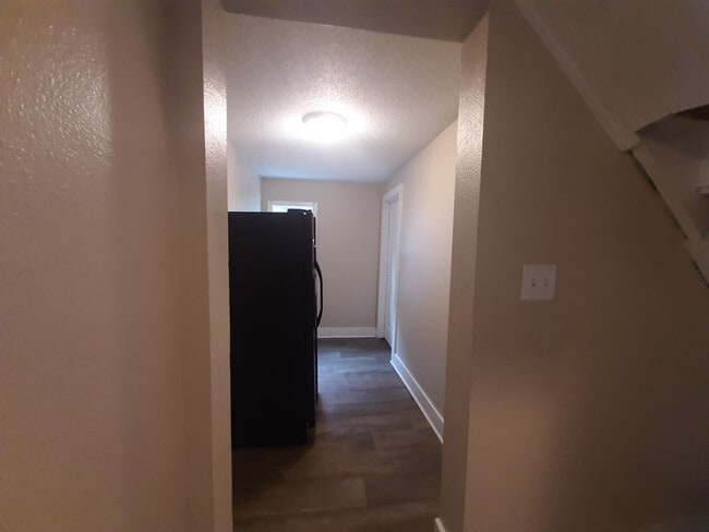 Building Photo - 3 Bedroom, 1 Bathroom home with new kitchen!