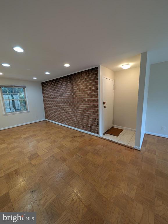 Building Photo - 5964 Westchester Park Dr