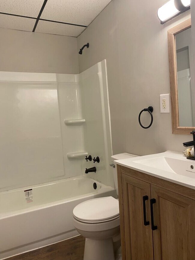 Building Photo - 1220 E 2nd St