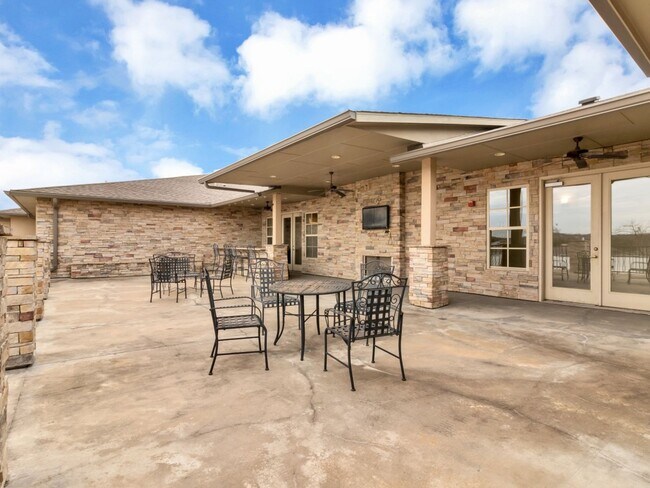 Building Photo - 2800 Sandage Ave