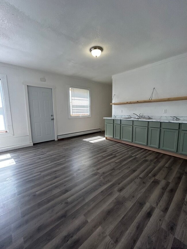 Building Photo - Three Bedroom Home Near Gundersen