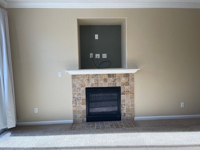 Building Photo - Large, Clean, Neat 3 Bedroom, 2 Bathroom 1900 sqft. Anatolia Home for Lease.