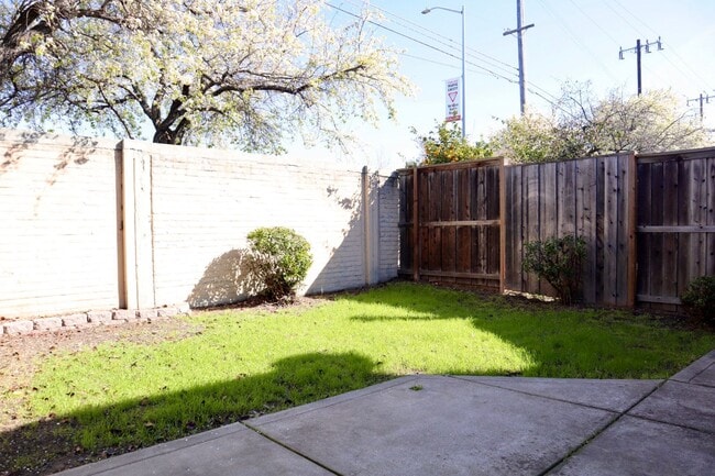 Building Photo - Spacious and bright 3-bedroom townhome-Nor...