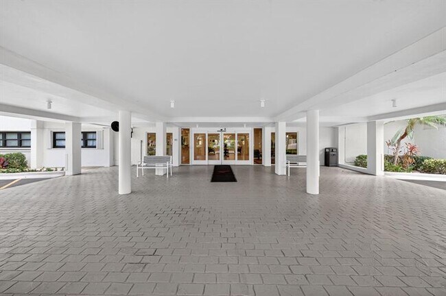 Building Photo - 3200 Port Royale Dr N