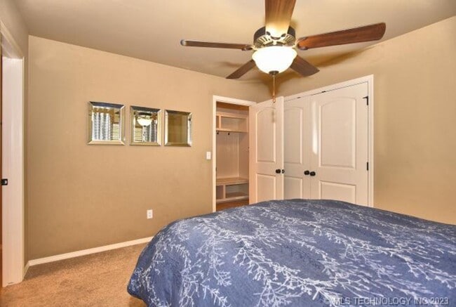 Building Photo - Room for the whole family in this 5 bedroom, 3-1/2 bath Executive Rental on corner lot in Millice...