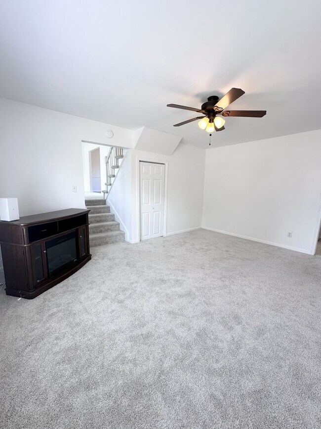 Building Photo - Charming Updated Home in Prime Chesapeake Location – Spacious Layout & Modern Touches!