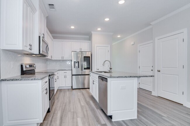 Building Photo - 3 Bedroom 2 Bathroom Ranch