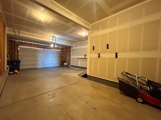Building Photo - Spacious 5-Bedroom House with Large Fenced Yard