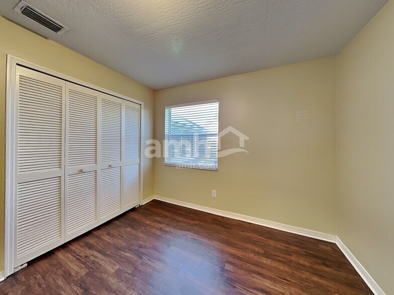 Building Photo - 3334 Lakeview Cir