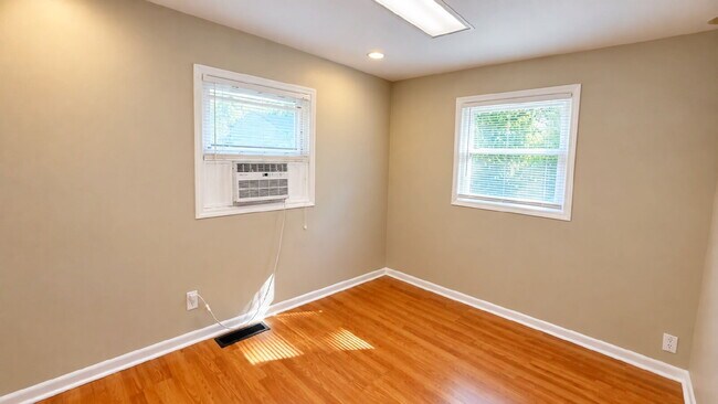 Building Photo - EAST - 3 BEDROOM/1.5 BATH RANCH HOME AVAILABLE NOW!