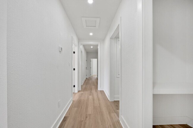 Building Photo - 8 BED 4 BATH Fully remodeled house in West...