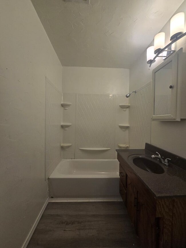 Building Photo - 3 Bed 1 Bath Home in Shawnee!