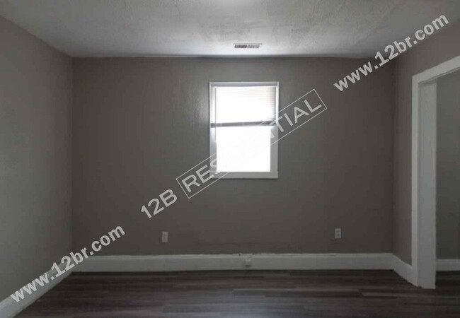 Building Photo - 2-Bed 1-Bath Lower Apartment in East Toledo