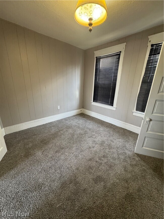 Building Photo - 9316 Raymond Ave