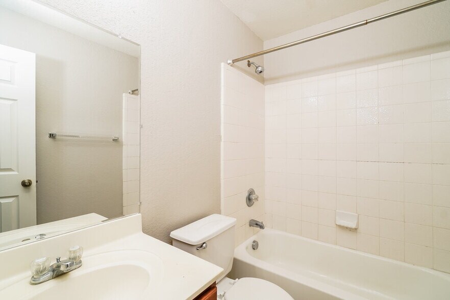 Building Photo - 7426 Circle Farm