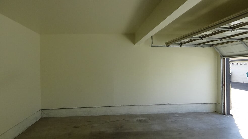 Garage 5 - 725 Summerwood Ln