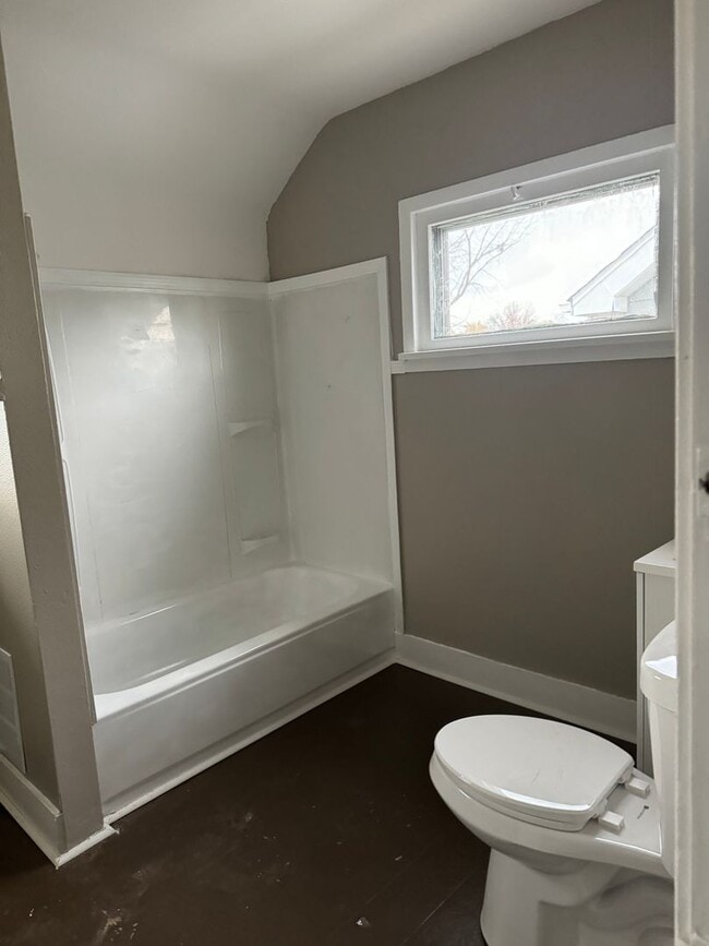 Building Photo - Bonus room