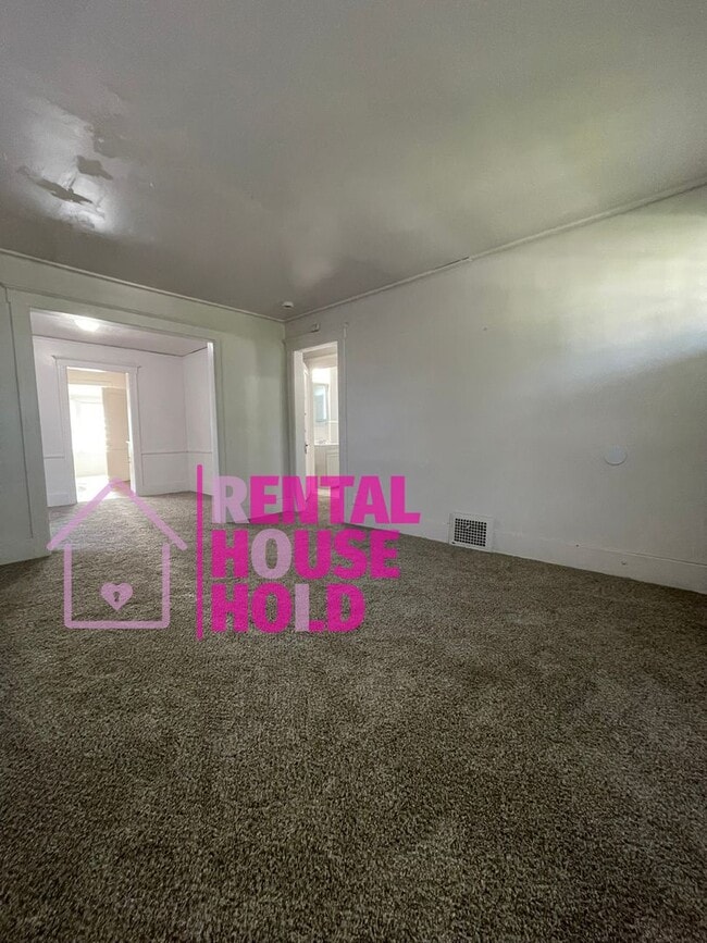 Building Photo - ~ 3 BEDROOM 1 BATH FREE PRE-SCREEN