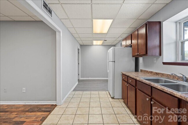 Building Photo - 300 E Gold St