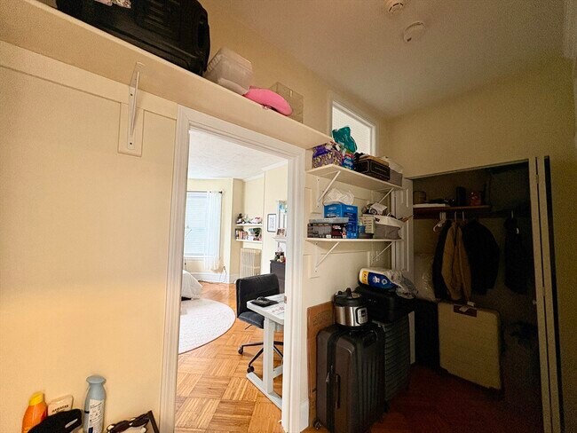 Building Photo - 914 Beacon St