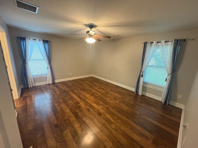 Building Photo - Grand Island 3/2 w/ Enclosed Backyard & Patio