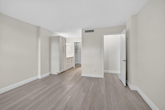 Building Photo - 4 Royal Palm Way