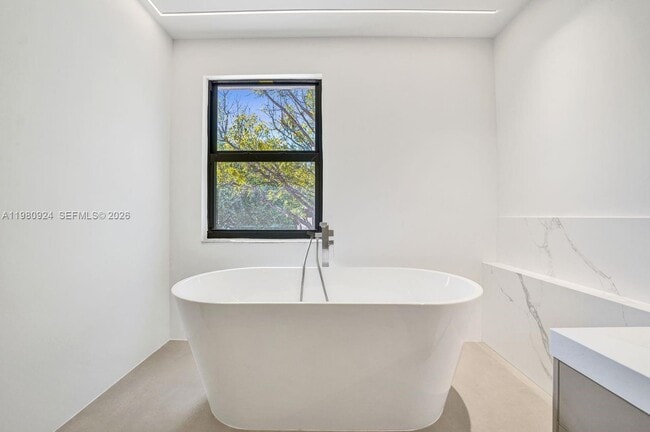 Building Photo - 4100 E Gardenia Ave