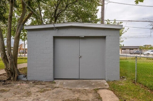 Building Photo - 1109 13th St N