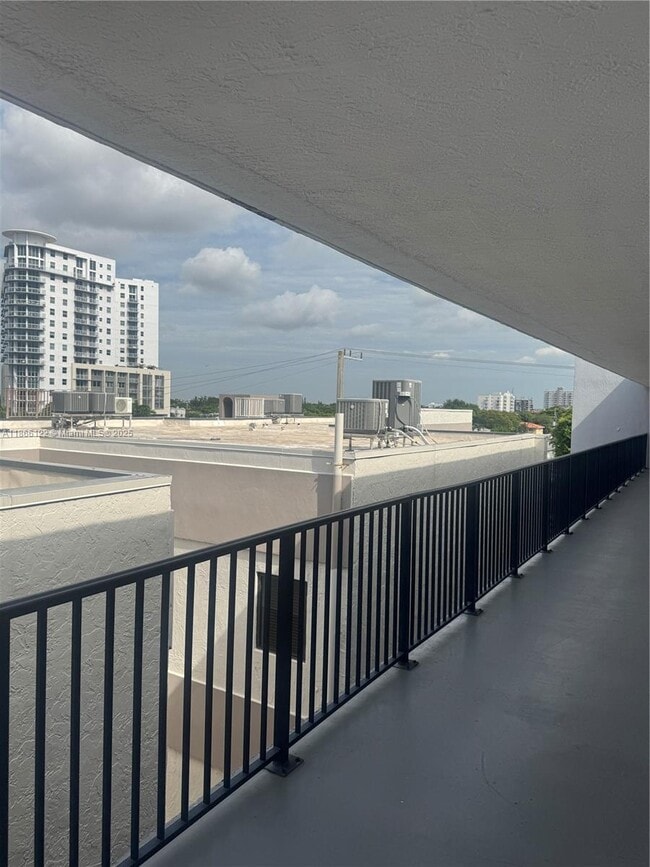 Building Photo - 2120 W Flagler St