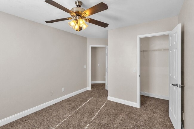 Building Photo - Spacious 3 bedroom 2.5 bath Townhome with 1 car garage