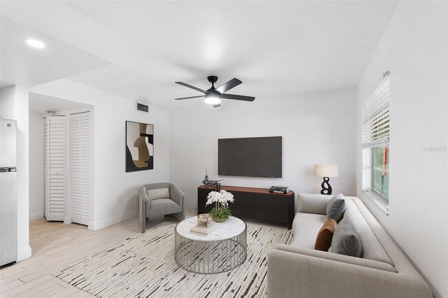 Building Photo - ST PETE APARTMENT FOR RENT!!