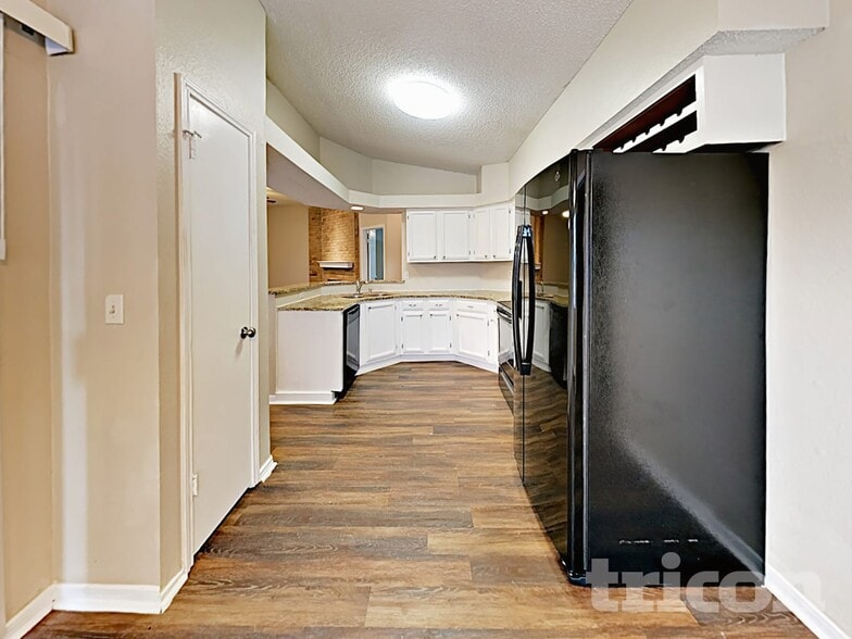 Building Photo - 6839 Raintree Forest