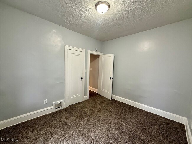 Building Photo - 810 Thayer St