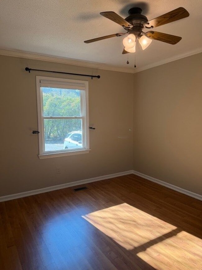 Building Photo - 3 Bedroom/2 Bathroom - Close to SJAFB, Shopping, Restaurants!