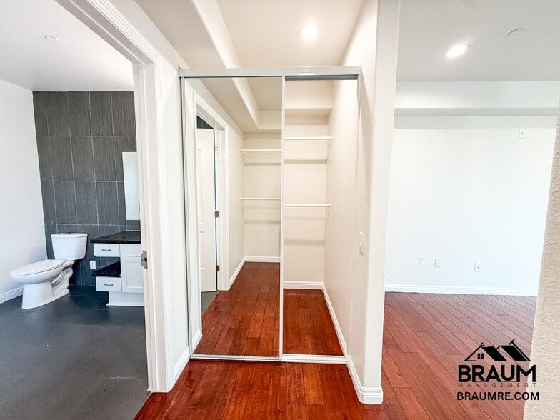 Building Photo - 332 S Virgil Ave