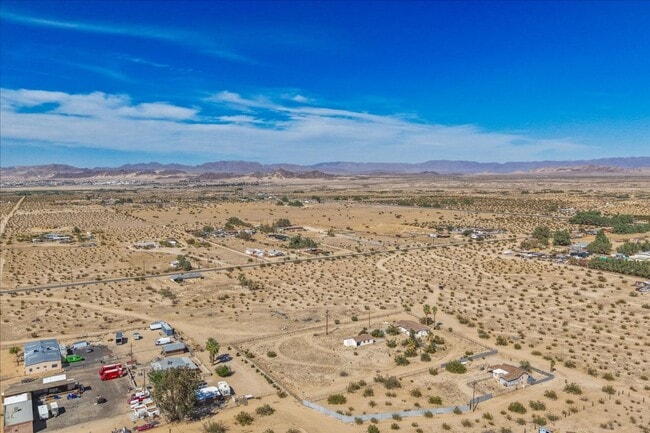 Building Photo - 2 Bedroom Home on 1.8 Acre Lot