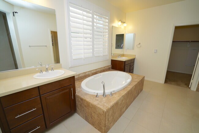 Building Photo - River Village 4 Bedroom Home in Santa Clarita.