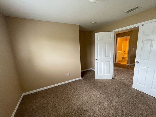 Building Photo - Nice 2 Bed plus a Den!, 2 Bath with a 1 Car Garage.