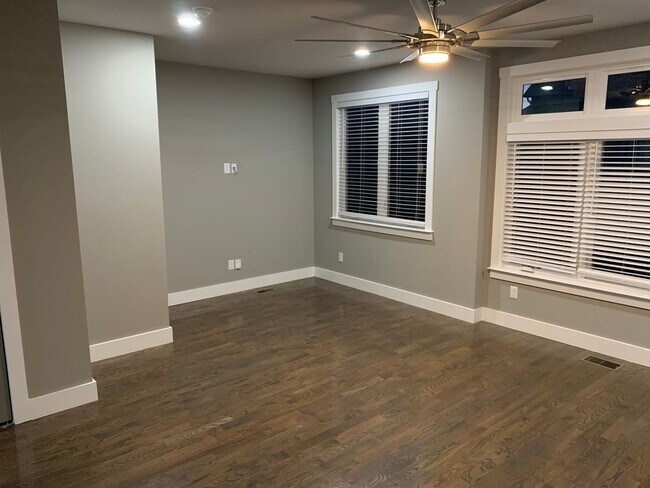 Building Photo - 3 Bed, 3.5 Bath Home w/ 2 Car Garage and Lake Views