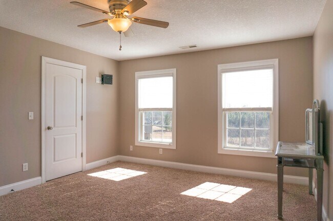 Building Photo - Spacious Home with Stunning Views