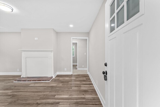 Building Photo - Freshly Renovated 2 Bed, 1 Bath – Prime Location Near Downtown Knoxville!