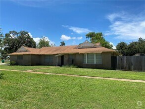 Building Photo - 536 W Yoakum Ave
