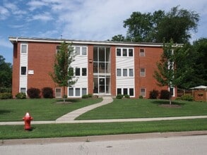 Building Photo - 2 Bed, 1 Bath near a park and C. Trail, Great Neighborhood!
