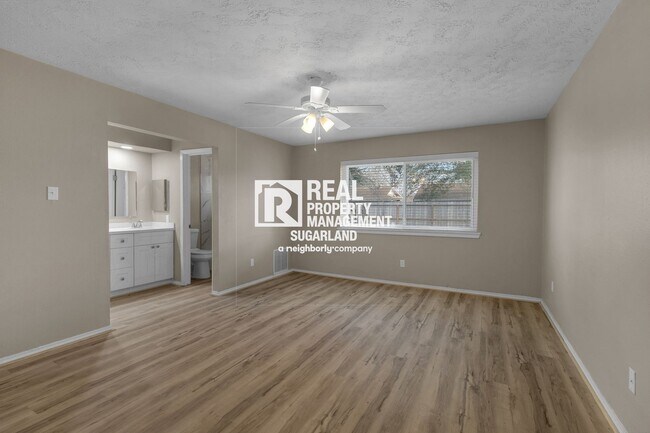 Building Photo - Charming Sugar Land Home: Modern Comfort & Great Location