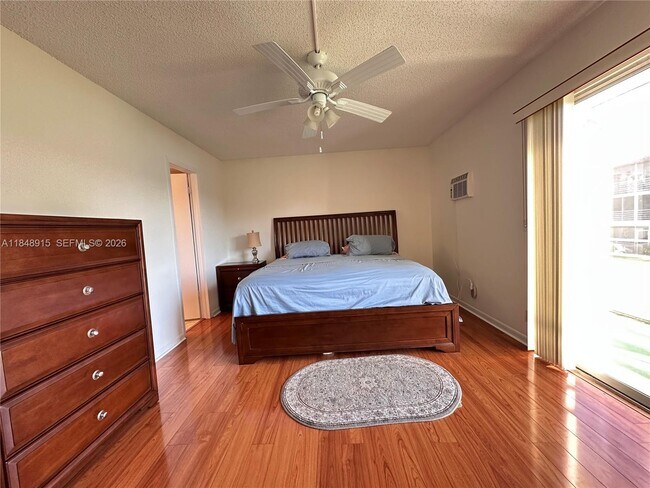 Building Photo - 569 Fanshaw N