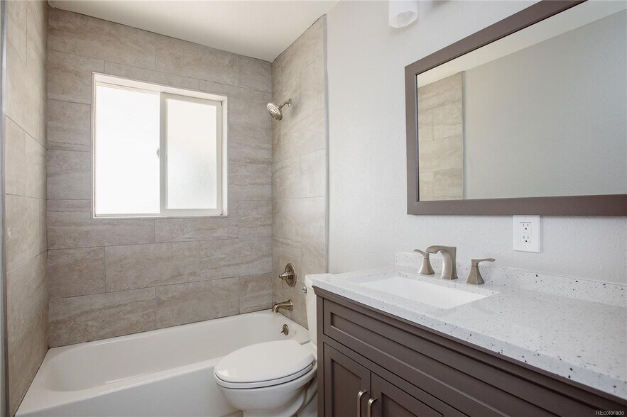 Upstairs Unit - Private Bathroom - 165 W Midway Blvd