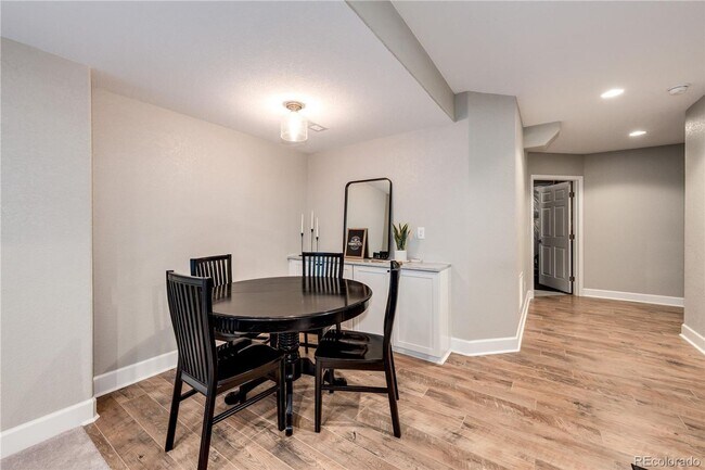 Building Photo - Lage & Beautiful 4 bedroom Townhome in Aurora