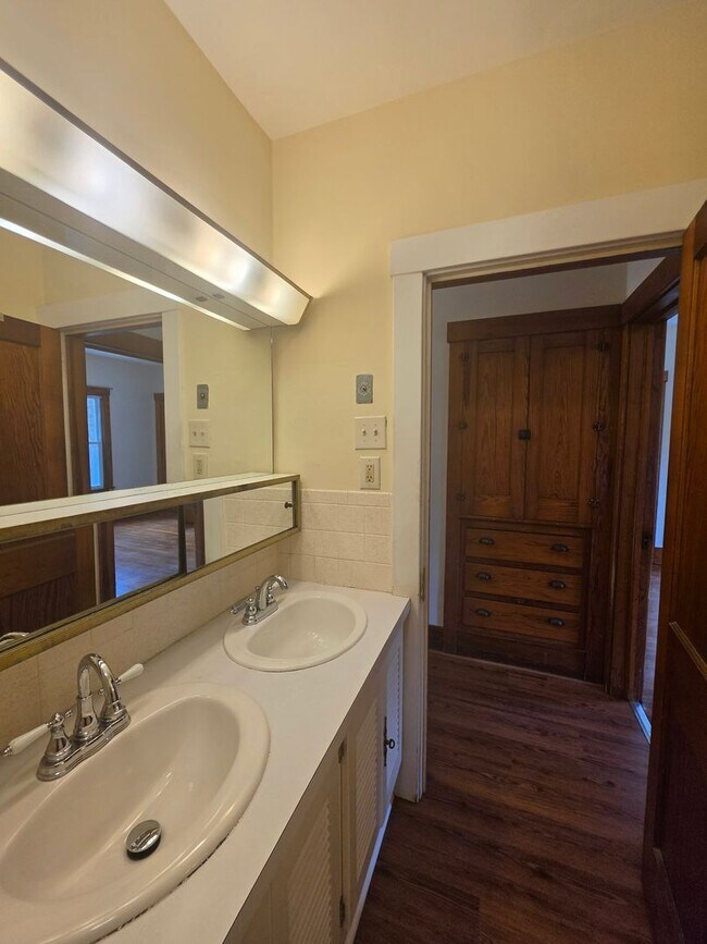 Building Photo - Kent Ohio 2 Bedroom 1.5 Bath 2 Bonus Rooms.