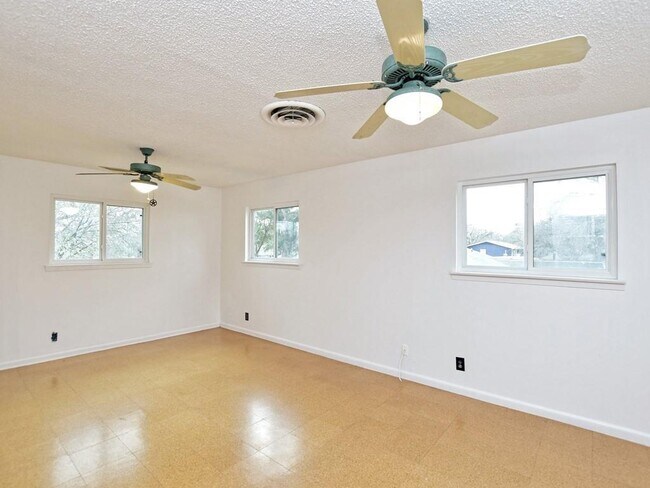 Building Photo - 1804 Sylvan Dr