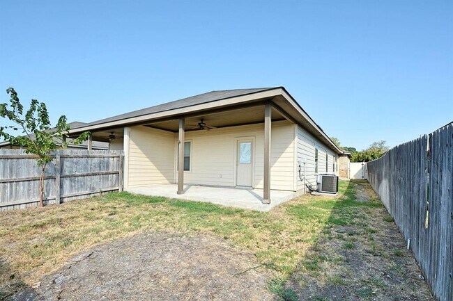 Building Photo - 704 Saengerhalle Rd